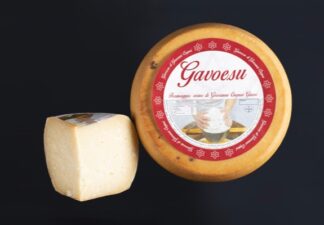 Gavoesu formaggio da tavola di Gavoi forma intera